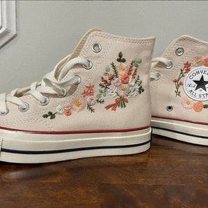 Bruiloft Converse geborduurd bruidsboeket, aangepaste Converse hoge toppen, aangepaste Converse Chuck Taylor jaren 1970 borduurlogo, cadeau voor haar