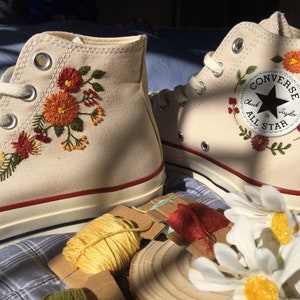 Geborduurde Converse/ Converse aangepaste bloemborduurwerk / Converse bruiloft schoenen/ Aangepast Converse Chuck Taylor borduurlogo jaren 1970