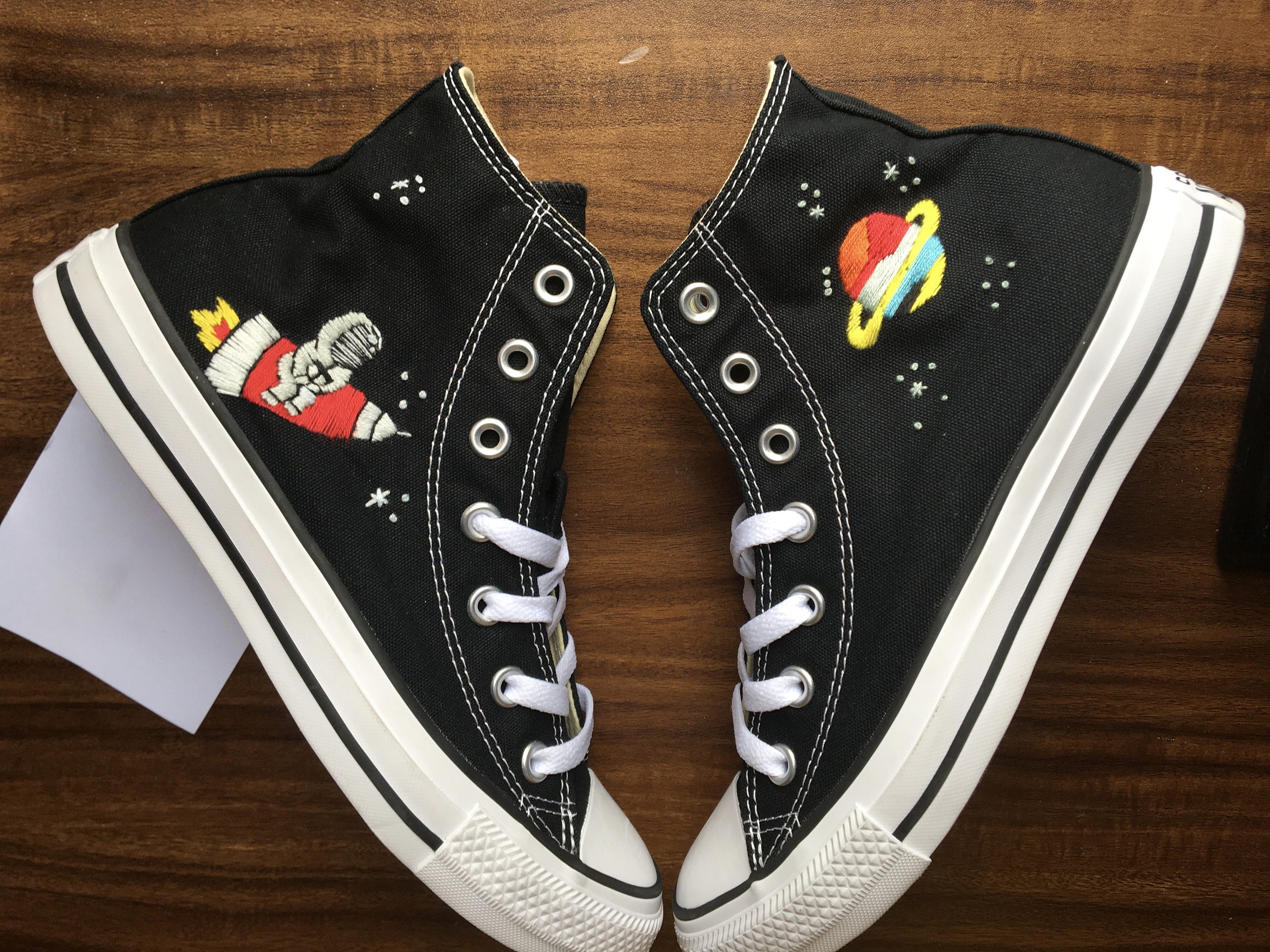 Zapatillas Converse bordadas / Zapatillas Converse Hi Tops / Zapatillas Converse Space bordadas a mano / Zapatillas Converse Moon bordadas a mano y es