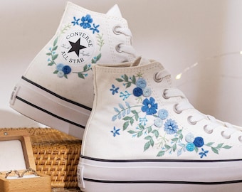 Converse voor bruid bruiloft, blauwe bruiloft bloemen geborduurde schoenen custom, bruids bloemen geborduurde sneakers, custom Converse voor bruiloft