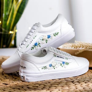 Kwiaty ślubne haftowane Vans Slip On, niestandardowe kwiaty haftowane Vans, małe kwiaty haftowane Vans, buty haftowane kwiatowe dla panny młodej