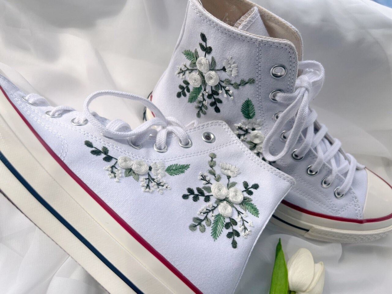 White flower deals converse