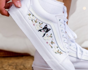 Bestickte Slip-on-Vans mit Katze, weisse Blumen bestickte Vans, Hochzeitsschuhe mit Blumen bestickt, personalisierter Hochzeits-Sneaker