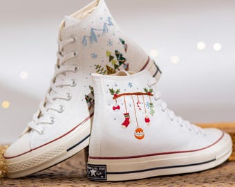 Converse con árbol de Navidad bordado, zapatos navideños hechos a mano, zapatillas personalizadas con bordado navideño, regalo navideño único para mujer