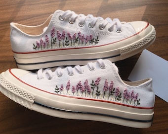 Converse bordadas/Lavanda personalizada/Bordado floral personalizado en las zapatillas bajas/Flor bordada/Regalo para ella