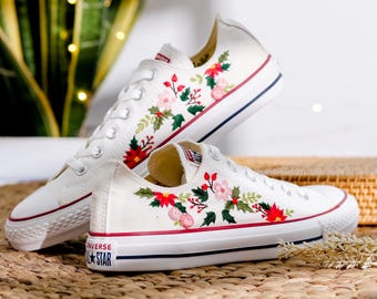 Zapatillas bajas Converse con bordado navideño, zapatos con flores navideñas bordadas, zapatillas con bordado floral, regalo de Navidad, regalo personalizado de Navidad.