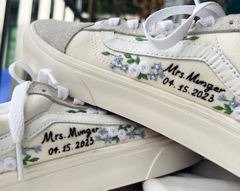 Chaussures de mariée/espadrilles personnalisées pour animaux de compagnie/vans personnalisées/chaussures brodées fleurs de mariage bleues/noms de mariage personnalisés vans/cadeau pour elle