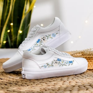 Niestandardowe haftowane ślubne Vans, haftowane zwierzęta i niebieskie kwiaty Vans Slip On, haftowany pies Vans i kwiaty ślubne, niestandardowe buty ślubne