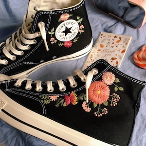 Geborduurde Converse Chuck Taylor jaren 1970/ Converse bruiloft schoenen/ Converse aangepaste bloemenborduurwerk/ Aangepast Converse borduurlogo