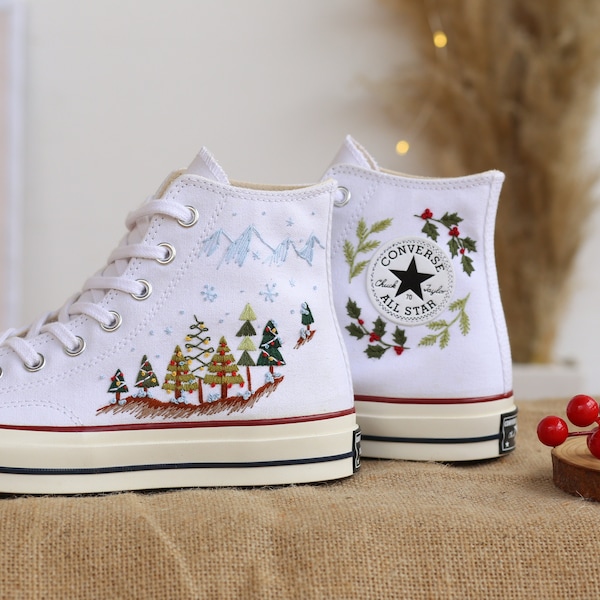 Handgeborduurde Converse hoge top gepersonaliseerde vakantie kerstschoenen in wit, sneakers geborduurd met kerstmotieven, kerstcadeau