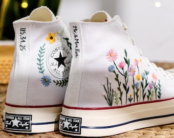 Converse personalizzate con fiori ricamati per la sposa, fiori ricamati Converse, sneaker con nome e data ricamati, regali per coppie