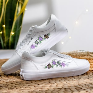 Haftowane buty ślubne, haftowane kwiaty ślubne Vans Custom, haftowane trampki w kwiaty, haftowane kwiaty Vans, prezenty urodzinowe