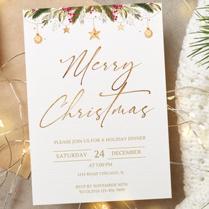 Könnte beinhalten: Eine cremefarbene Weihnachtseinladung mit goldener Schrift, die „Merry Christmas“ lautet. Der obere Rand zeigt Grün, rote Beeren, goldene Sterne und Ornamente. Die Einladung enthält Details für ein Weihnachtsessen am 24. Dezember.