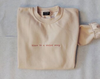 Comfy trui, sweater, geborduurde tekst Time is a weird soup