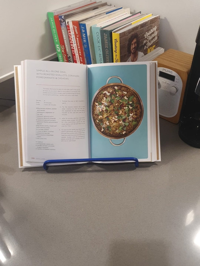 Decorative metal cookbook stand in multiple colours – stylish kitchen accessory or gift, also ideal for displaying art or photos