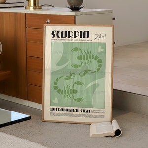 Op de afbeelding: Een groene en witte poster met de tekst "SCORPIO Zodiac!" en een afbeelding van twee schorpioenen. De poster bevat ook de tekst "SYMBOL SCORPION PLANET: MARS ELEMENT: WATER" en "ASTROLOGICAL SIGN OCTOBER 23RD NOVEMBER 21ST".