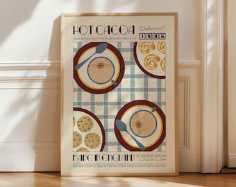 Puede incluir: Un póster de estilo retro que anuncia chocolate caliente. El póster presenta un fondo a cuadros azul y blanco con ilustraciones de una taza de chocolate caliente, galletas y pasteles. El texto en el póster dice "Hot Cocoa Delicious! 1996" y "Made in England 12 Ashton Grove London E2 5HP".