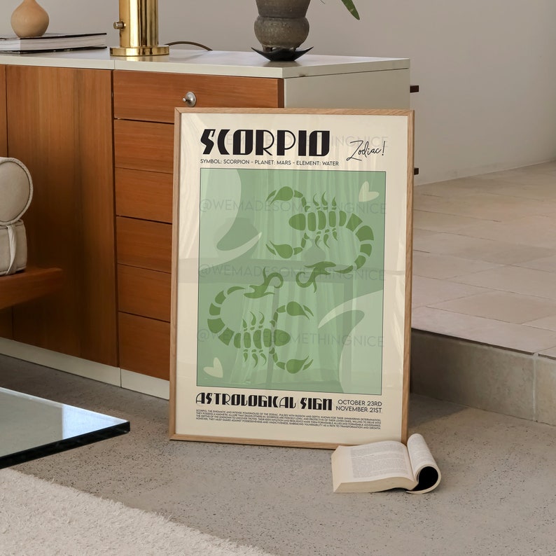 Op de afbeelding: Een groene en witte poster met de tekst "SCORPIO Zodiac!" en een afbeelding van twee schorpioenen. De poster bevat ook de tekst "SYMBOL SCORPION PLANET: MARS ELEMENT: WATER" en "ASTROLOGICAL SIGN OCTOBER 23RD NOVEMBER 21ST".