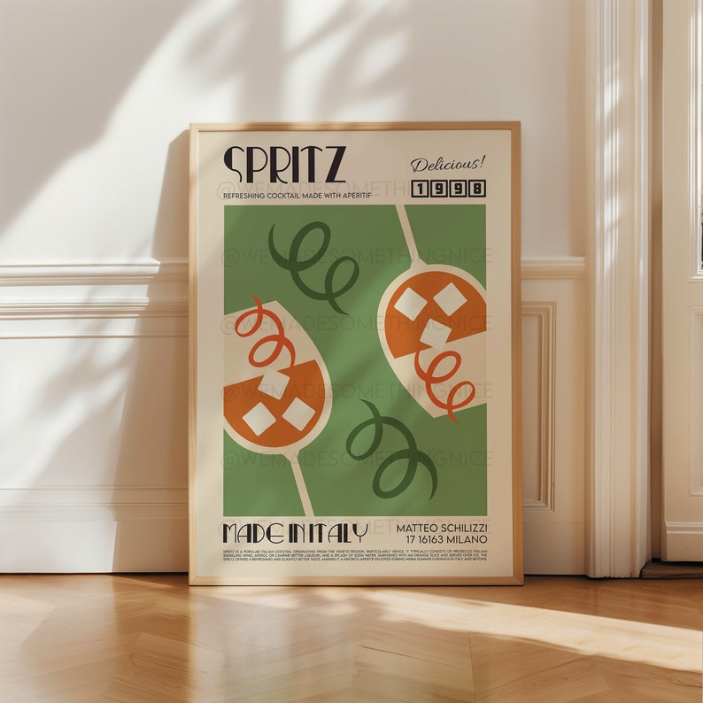Pode incluir: Um p&ocirc;ster de estilo retro com fundo verde e dois copos laranja cheios de cubos de gelo. O p&ocirc;ster diz "SPRITZ Delicioso! 1998" e "MADE IN ITALY MATTEO SCHILIZZI 17 16163 MILANO".