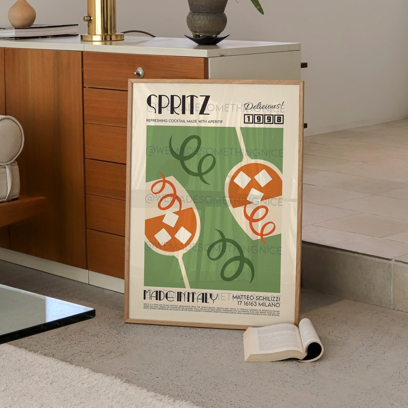 Pode incluir: Um cartaz verde e laranja com o texto "SPRITZOMETH Delicious!" e "REFRESHING COCKTAIL MADE WITH APERITIF 1998". O cartaz tamb&eacute;m inclui o texto "MADE IN ITALY" e "MATTEO SCHILIZZI 17 16163 MILANO".