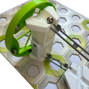 Large motorized wheel lifts 13 cm balls, Gravitrax compatible