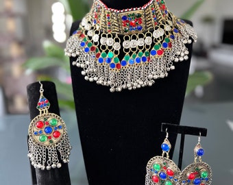 Parure de bijoux : collier, boucles d'oreilles, tikka