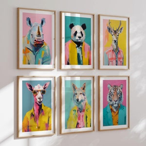 Puede incluir: Seis impresiones enmarcadas que presentan retratos coloridos de animales con ropa elegante. Cada impresión presenta un animal diferente, incluyendo un rinoceronte, un panda, un ciervo, una cabra, un lobo y un tigre.