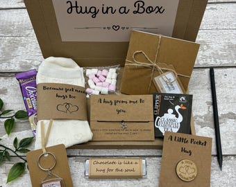 Câlin dans une boîte cadeau : carnet, crayon, chaussettes, bracelet fait main, porte-clés fait main, poche câlin et friandises