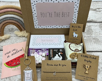 Coffret Vous êtes le meilleur : insigne licorne, bracelet fait main, porte-clés, trophée de poche en bois et friandises