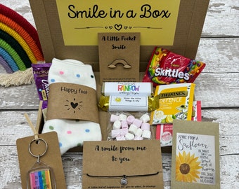 Cadeau Sourire dans une boîte : souvenir arc-en-ciel en bois, chaussettes, porte-clés fait main, bracelet, graines de tournesol et friandises