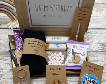 Coffret cadeau d'anniversaire pour homme : porte-clés fait main, badge d'anniversaire, chaussettes et friandises