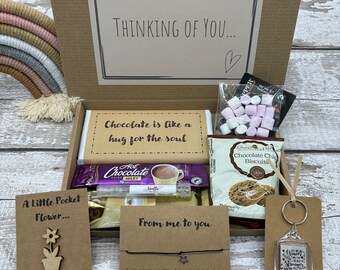 Coffret Thinking Of You : fleur souvenir, bracelet fait main, porte-clés et friandises