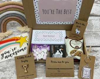 Coffret Vous êtes le meilleur : insigne licorne, bracelet fait main, porte-clés, trophée de poche en bois et friandises