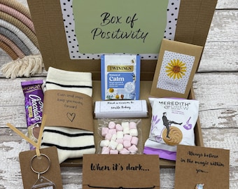 Coffret cadeau positif : chaussettes, insigne licorne, bracelet fait main, porte-clés et friandises