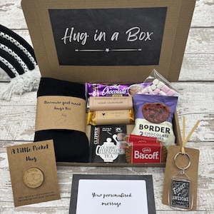 Caja de regalo "Abrazo en una caja" para hombres: calcetines, peluche de bolsillo, llavero artesanal y dulces.