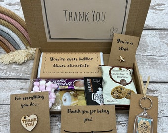 Coffret cadeau de remerciement : coeur en bois, bracelet fait main, porte-clés, insigne étoile et friandises