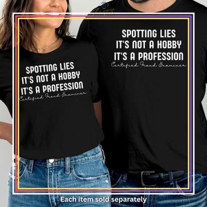 以下が含まれることがあります： 「SPOTTING LIES IT'S NOT A HOBBY IT'S A PROFESSION Certified Fraud Examiner」という白文字がプリントされた黒いTシャツ。2人の人が着ています。テキストはシャツの前面の中央に配置されています。