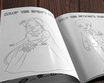 Puede incluir: Un libro para colorear con dos páginas, una con una novia y la otra con un novio. La novia lleva un vestido de novia y sostiene un ramo de flores. El novio lleva un esmoquin y sostiene una flor de solapa. El texto en las páginas dice "Colorear el vestido de la novia" y "Colorear el esmoquin del novio".