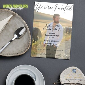 Puede incluir: Una invitaci&oacute;n personalizable con el texto "You're Invited" y detalles para una celebraci&oacute;n de 40 cumplea&ntilde;os. La invitaci&oacute;n incluye la fecha, hora y lugar, con una solicitud de vestimenta en blanco y negro. El logotipo de Words and Colors es visible.