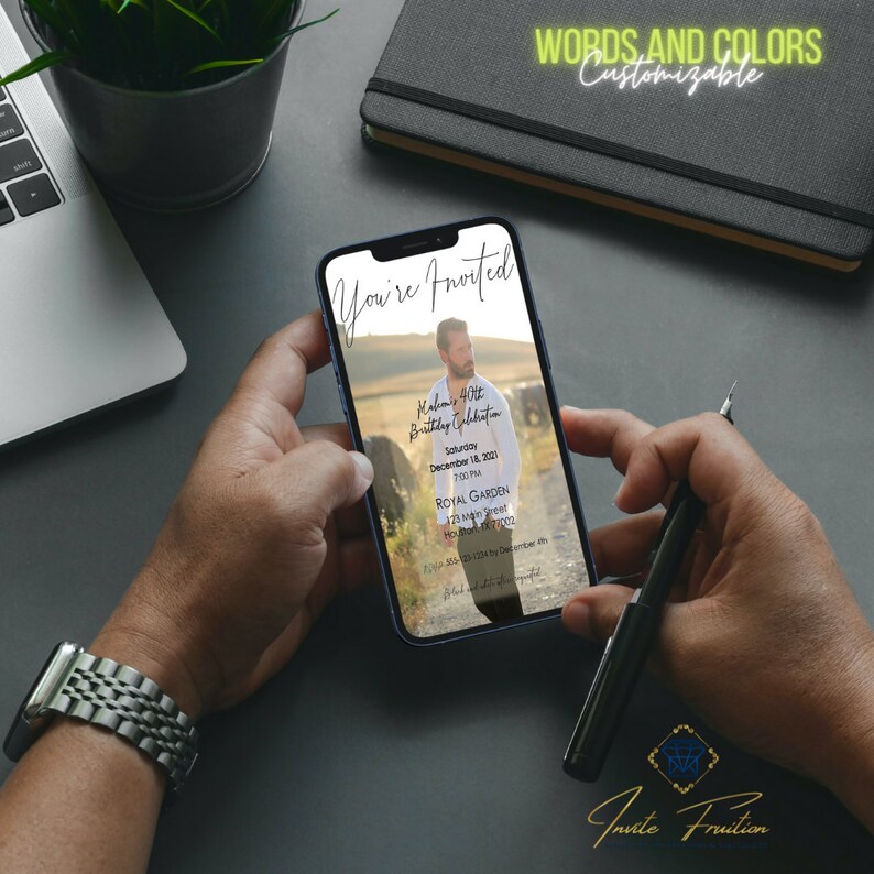 Puede incluir: Un tel&eacute;fono inteligente muestra una invitaci&oacute;n digital para una celebraci&oacute;n de 40 cumplea&ntilde;os. La invitaci&oacute;n incluye el texto "You're Invited", detalles del evento y una foto. Tambi&eacute;n son visibles las palabras "Words and Colors Customizable".