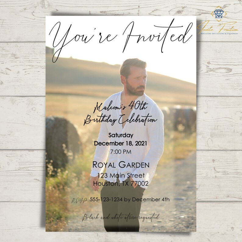 Puede incluir: Tarjeta de invitaci&oacute;n con el texto "You're Invited" y detalles para la celebraci&oacute;n del 40 cumplea&ntilde;os de Malcom. La tarjeta incluye fecha, hora y lugar en Houston, TX. El fondo muestra a un hombre con camisa blanca en un camino.