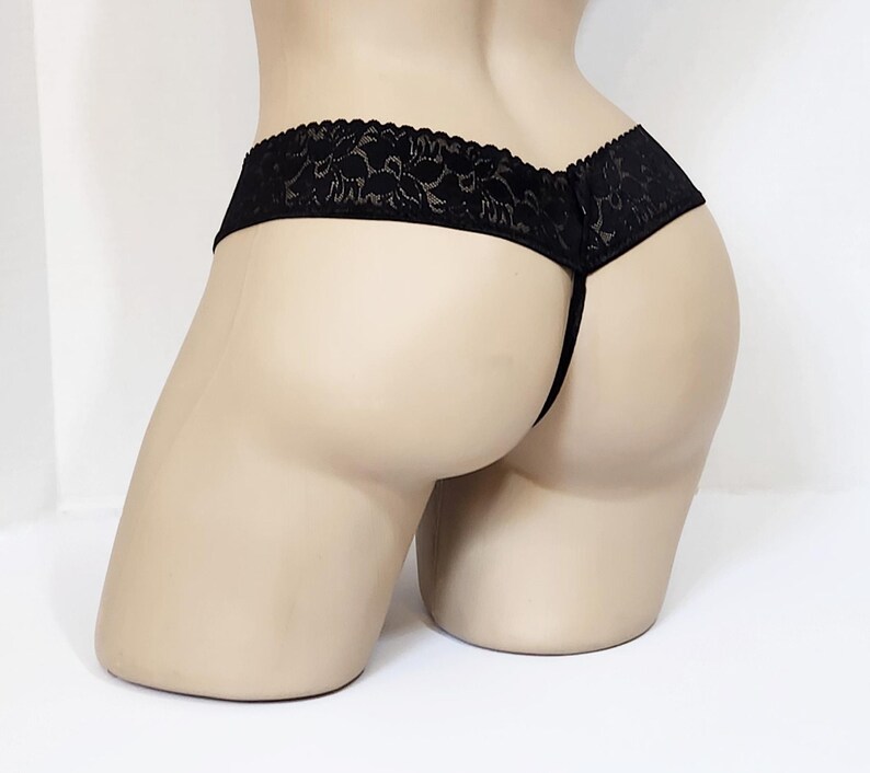 Puede incluir: Ropa interior de encaje negro con espalda de estilo tanga.