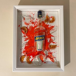 Quadro con bottiglia rotta