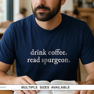 Kaffee trinken. Lesen Sie Spurgeon. | Reflektiertes Theologie Shirt, T-Shirt für Theologie Studenten, Bibelstudien Shirt