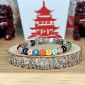 MAGIC Buchstabe Armband, 8 mm Multi Kristallperlen, Bunte Acrylperlen, Handgemachtes Stretch Armband, Positive Energie Schmuck
