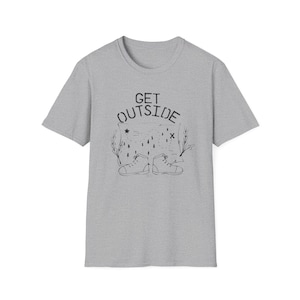 Ga naar buiten - uniseks softstyle-T-shirt - (avontuur, buiten, natuur, kamperen, wandelen, kaart, T-shirt)