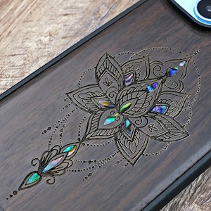 Estuche de madera hecho a mano con diseño de flor de loto para iPhone 14, 13, 12 Mini Pro Max, Samsung S23, S21, S22, Google Pixel 8a/8Pro
