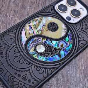 Custodia per telefono in legno di design Mandala Yin Yang , incisione artigianale, iPhone 15/14/13/12, Samsung Galaxy S24/S23