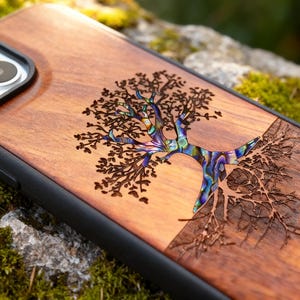 Handgefertigte Holzhülle mit Baumgravur für iPhone 15/14/13/12, Samsung S23/S22, Google Pixel 8/7 - Abalone Inlays, Schutzhülle