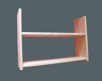 Può includere: Uno scaffale in legno semplice e non rifinito con due ripiani. Lo scaffale è in legno chiaro e ha una finitura naturale.